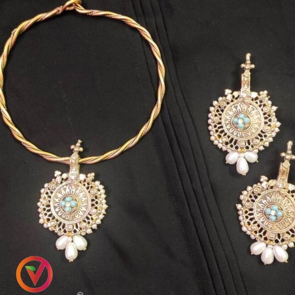 It is a handmade classic necklace is crafted in twisted rode style - Picture 3 of 6